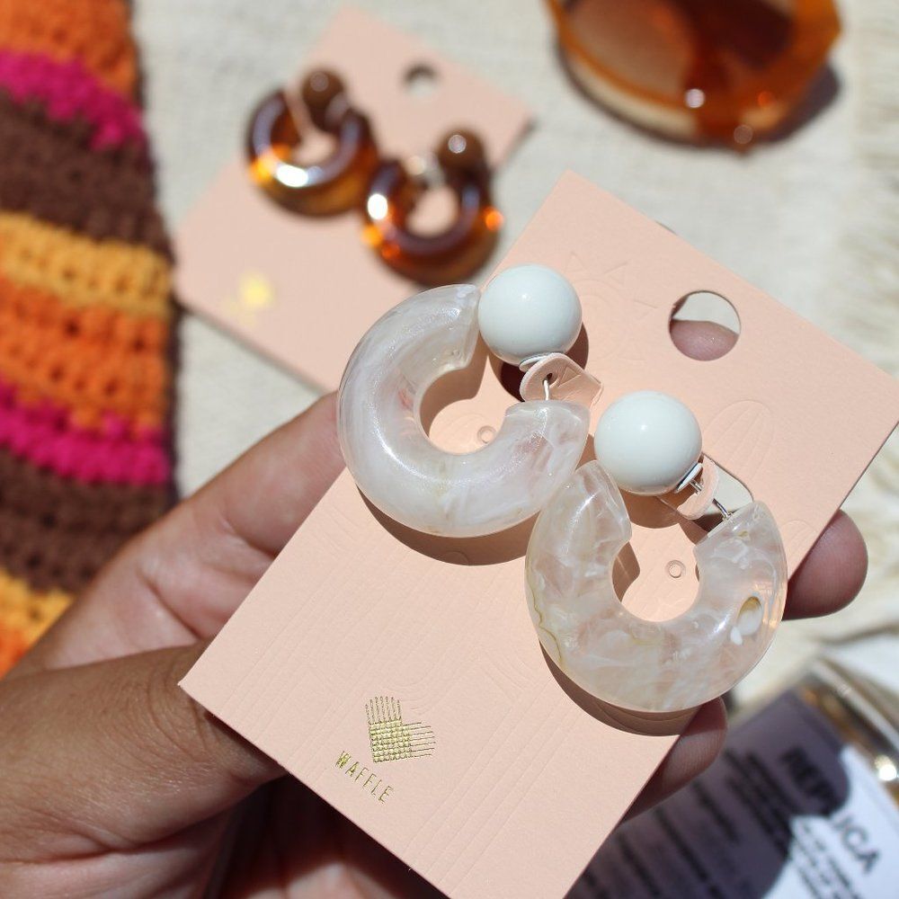 🆕Summer Faves Collection// Ivory Marbled Earring